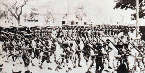 국민회 창립기념일에 행진하는 광무군인들. '알로하 카니발'에서도 유사한 행진. 다만 흰색 군복에 누른 전대를 어깨에 둘렀다.