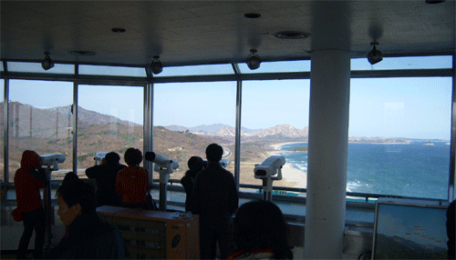 창문 너머로 멀리 북한 땅의 금강산이 보인다.