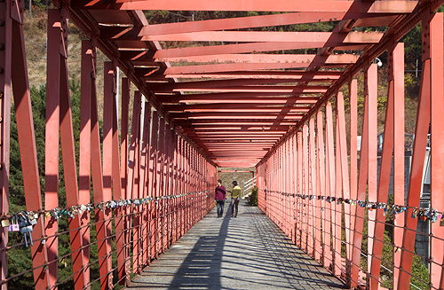 젊은 연인들이 사랑의 자물통들을 걸어 놓은 콰이강의 다리.