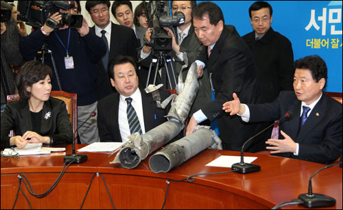 25일 오전 국회에서 열린 한나라당 최고위원회의에서  북한이 연평도에 쏘았던 포탄이 공개되고 있다. 