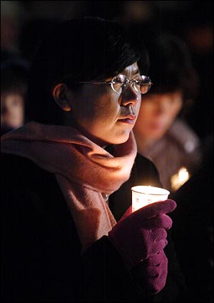 연평도 포격과 한미연합훈련으로 한반도에 전쟁긴장이 고조되는 가운데 28일 밤 서울 종로2가 보신각앞에서 열린 '전쟁반대 평화기원을 위한 시국기도회'에 참석한 이정희 민주노동당 대표가 촛불을 들고 있다.