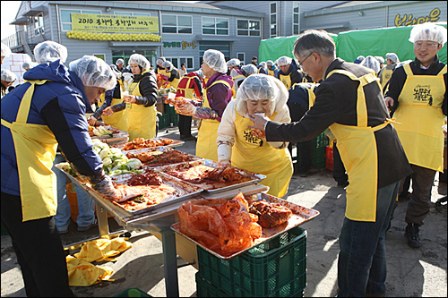 노무현재단과 봉하재단은 28일 봉하마을에서 '나눔의 봉하밥상-2010 봉하쌀 봉하김치 나누기' 행사를 열었다.
