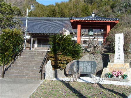 대마도에 남은 조선 사신의 흔적. 사진은 대마도 원통사 앞에 있는 조선사신 이예의 공적비(오른쪽). 
