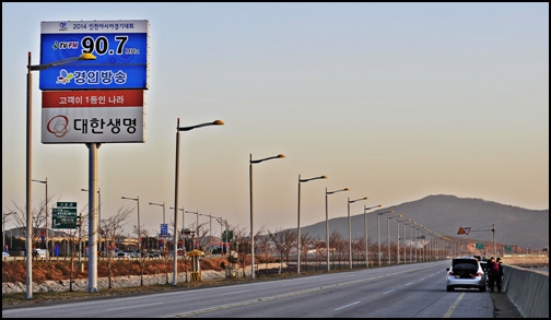  석산곶 주차장에 주차를 하고 200여m를 인천대교 톨게이트 방향으로 가면 이곳이 인천대교 일출을 찍는 장소입니다. 11월 28일입니다.이곳을 기점으로 해가 뜰 때 조금씩 움직이면 될 것 같습니다.