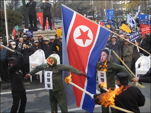 29일 중앙보훈회관 앞에서 열린 '전쟁도발 북한만행' 규탄대회에서 보수단체들이 김정일 부자의 '화형식'을 진행하고 있다. 