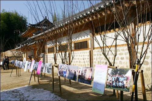  육영수여사 생가에 전시된 박정희 대통령과 육영수여사의 생전모습을 담은 사진과 시 등