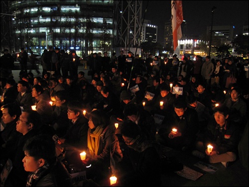 29일 오후, 보신각 앞에서 열린 '전쟁반대 평화를 위한 시국기도회'에서 시민들이 촛불을 밝히고 있다. 