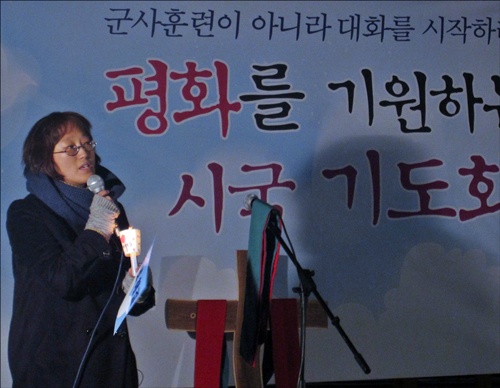 29일 보신각 앞에서 열린 '평화기도회'에서 한 시민이 발언을 하고 있다. 