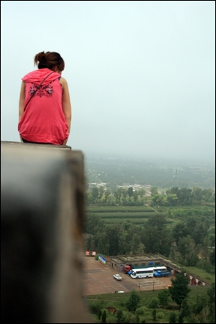 전베이타이 장성 4층 꼭대기 성가퀴에 걸터앉은 아가씨. 