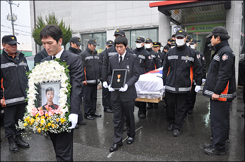 환자 이송 도중 교통사고로 순직한 고 김상곤 소방교에 대한 영결식이 30일 함양소방서에서 열렸다.