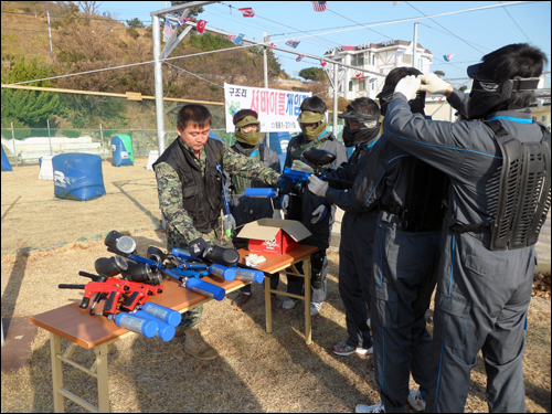 경기에 앞서 장비를 점검하고 복장을 갖추고 있다.