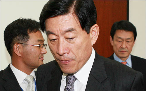 원세훈 국정원장이 지난해 12월 1일 오후 국회 정보위원회 전체회의에 출석하기 위해 회의실로 향하고 있다.