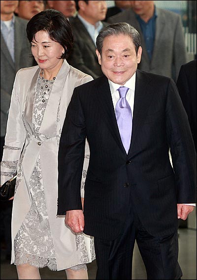 이건희 삼성전자 회장이 1일 오후 서울 서초동 삼성 사옥에서 열린 '자랑스런 삼성인상' 시상식에 참석하기 위해 부인 홍라희와 함께 들어서고 있다.
