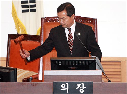 허광태 서울시의회 의장이 1일 밤 한나라당 의원들의 반발속에 '친환경무상급식 조례안'을 처리하고 있다.