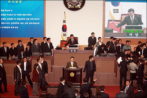 허광태 서울시의회 의장이 1일 밤 한나라당 의원들의 반발속에 '친환경무상급식 조례안'을 처리하고 있다.