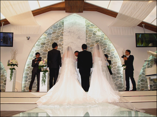 주례 조흥원(서울우유협동조합장)님의 주례로 결혼식이 진행되고 있다. 