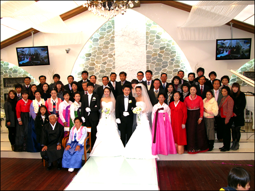 결혼식이 끝나고 장남 노승우 박인혜 부부의 양가 가족들의 가족 사진 촬영