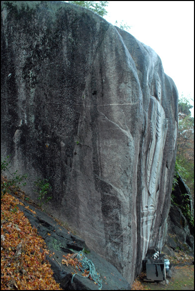 거대한 화강암의 바위 한 면을 깎아내 조각을 한 보물 제375호 함양 덕전리 마애여래입상