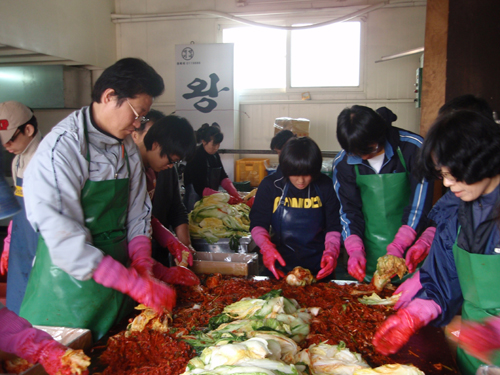 제자들은 홍교사가 17년넘게 이같은 봉사활동을  하고 있고 올해는 자선음악회까지 마련하고 있다.