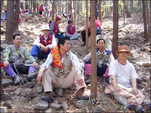 13년만에 찾아 온 만고강산 회원들이 무등산 중머리재에서 휴식하고 있는 모습.  당시 등산하는 사람들 복장이 현재 모습과는 판이하게 다른다.
