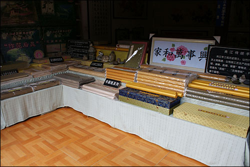 자장현의 한 종이상점에서 파는 다양한 서화지. 자장은 중국 내에서 서화지의 고향이라 불릴 만큼 품질 좋은 종이를 생산하고 있다.