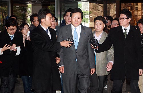 '야구방망이 폭행' 사건으로 물의를 일으킨 최철원 전 M&M 대표가 지난해 12월  2일 오후 서울 종로구 서울지방경찰청에서 소환 조사를 받기 위해 청사로 들어서고 있다.