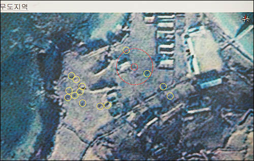 북한의 연평도 포격에 맞서 우리 군이 대응사격한 K-9 자주포 10여발이 북한 무도 진지에 떨어졌다는 증거로 2일 국정원이 국회 정보위에 추가로 공개한 위성 사진. 지도에서 노란색 원으로 표시한 부분이 K-9 자주포 탄착점으로, 이 중 두 발은 용도를 알 수 없는 건물 근처 10m 이내에 떨어졌고 또 한 발은 막사 근처 25m 이내에 떨어져 K-9 자주포의 살상 반경(빨간색 큰 원으로 표시)이 50m인 점을 감안하면 북한군 피해도 상당할 것으로 국정원은 추정했다고 밝혔다.
