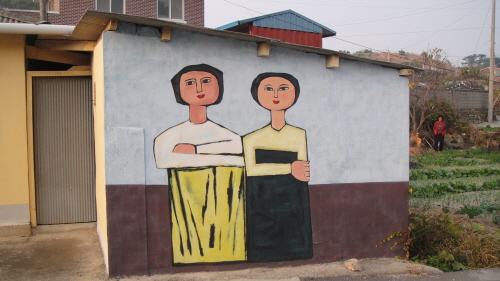  - 김환기의 미술세계를 널리 알리기 위해 신안군이 펼치고 있는 <시골마을 벽화 프로젝트>의 한 모습이다. 
