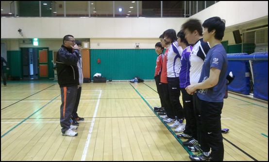   국가대표 선수단이 평가전을 마친 후 강호용감독으로 부터 이야기를 듣고 있다. 대표단은 6일 결단식을 갖고 8일 중국으로 출발한다. 
