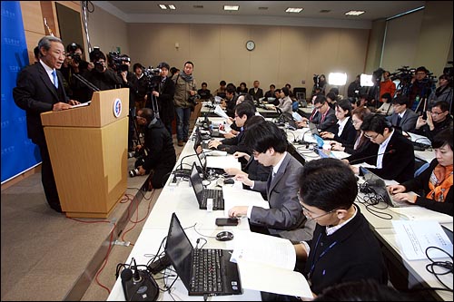 김종훈 통상교섭본부장이 5일 오전 외교부 브리핑실에서 한미FTA 재협상 결과를 발표하고 있다.