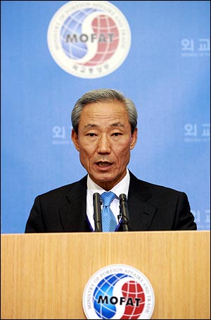 김종훈 통상교섭본부장이 지난 5일 오전 외교부 브리핑실에서 한미FTA 재협상 결과를 발표하고 있다.
