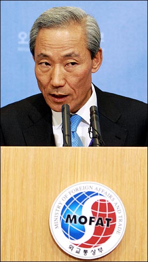 김종훈 통상교섭본부장이 5일 오전 외교부 브리핑실에서 한미FTA 재협상 결과에 대한 기자의 질문에 답변하고 있다.
