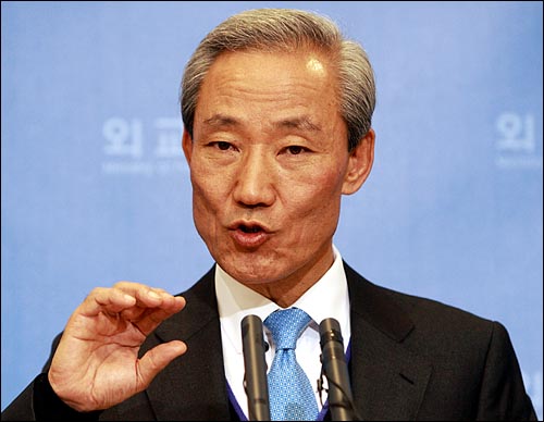 김종훈 통상교섭본부장이 작년 12월 5일 오전 외교부 브리핑실에서 한미FTA 재협상 결과에 대한 기자의 질문에 답변하고 있다.