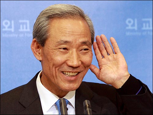 김종훈 통상교섭본부장이 5일 오전 외교부 브리핑실에서 열린 한미FTA 재협상 결과발표 기자회견 도중 기자의 질문이 잘 들리지 않는다며 손을 귀에 갖다대고 있다.