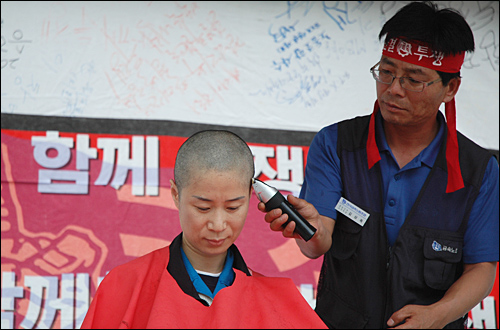  전국금속노동조합 경남지부 한국산연지회는 7일부터 3박4일간 일본 산켄전기 본사 항의방문에 나선다. 사진은 김은형 지회장이 삭발식을 하고 있는 모습.
