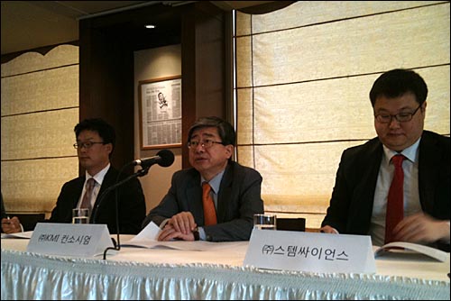공종렬 한국모바일인터넷(KMI) 컨소시엄 대표가 6일 낮 서울 프레스센터 18층에서 기자간담회를 열고 '제4이동통신' 사업 계획을 발표하고 있다. 