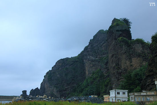 사자바위(왼쪽 끝)와 투구봉(오른쪽 높이 솟은 산)