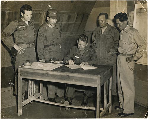 6.25 전쟁 당시 유엔군 연락장교단 근무하는 리영희 선생(오른쪽).