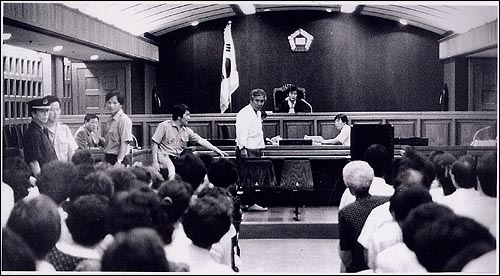1989년 한겨레신문 북한취재 기획으로 국가보안법 위반 혐의로 법정에 섰을 때 리영희 선생의 모습.