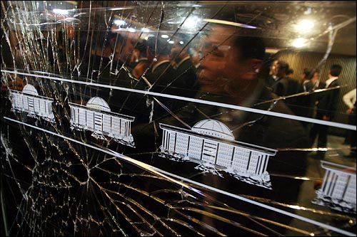 8일 오후 한나라당이 2011년 예산안을 강행처리하기 위해 야당이 점거농성중인 국회 본회의장에 진입하면서 격렬한 몸싸움이 벌어져 본회의장 출입문 유리에 금이 가 있다.