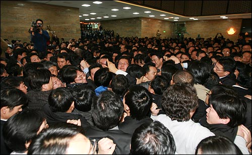 8일 오후 한나라당이 2011년 예산안을 강행처리하기 위해 야당이 점거농성중인 국회 본회의장에 진입하면서 본회의장앞 로텐더홀에서 격렬한 몸싸움이 벌어지고 있다.