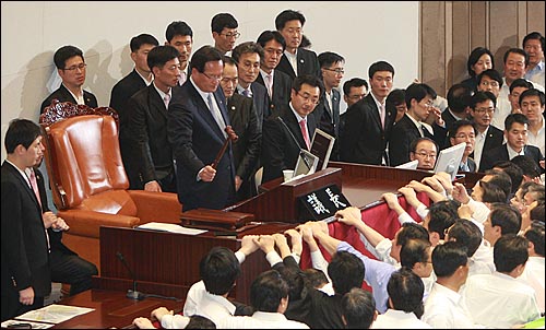 정의화 국회부의장이 지난해 12월 8일 오후 서울 여의도 국회 본회의장에서 2011년 예산안을 재석의원 166인 가운데 찬성 165인 반대 1인으로 가결을 선포하고 있다.