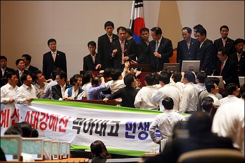 8일 오후 한나라당이 2011년 예산안을 강행처리하기 위해 야당이 점거농성중이던 국회 본회의장 의장석을 물리력으로 뺏은 뒤 정의화 부의장이 예산안 및 관련 법안들을 처리하고 있다.