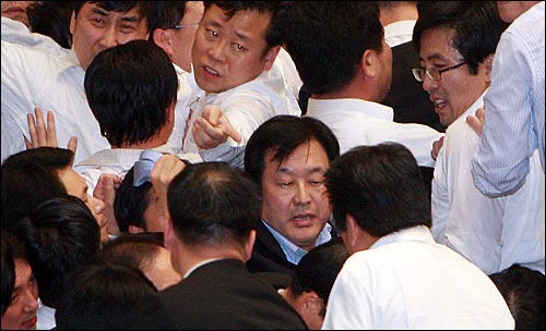 8일 오후 서울 여의도 국회 본회의장에서 정의화 국회부의장이 2011년 예산안을 강행처리를 시도하자, 김무성 한나라당 원내대표가 의원들과 함께 앞장을 서 단상을 점거하고 있는 야당 의원들을 끌어내고 있다.