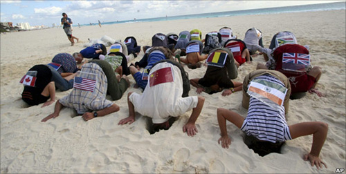 지난 3일, 칸쿤해변가에서 협상대표단을 비난하는 옥스팜의 퍼포먼스
