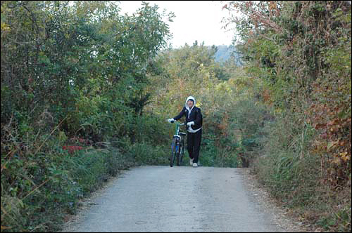 느려터진 인상이 녀석이 완전무장한 채로 자전거를 끌고 탱자나무 앙상한 언덕길을 힘겹게 오르고 있다. 
