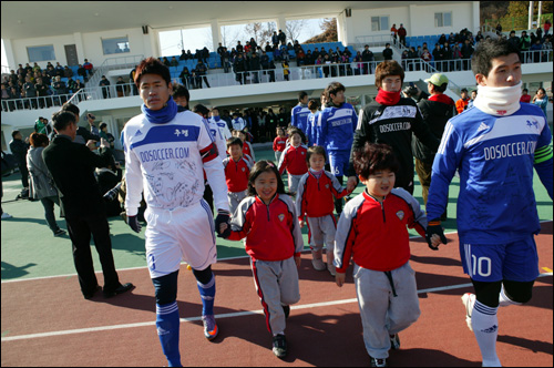  ‘축행’이란 프로축구선수들의 동회인 30여명은 9일 함양공설운동장에서 함양축구동호인과 친선 경기를 가졌다.
