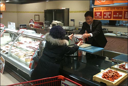9일 아침 롯데마트 개점 시간부터 1시간여 기다린 한 고객이 예약한 치킨을 받아가고 있다.