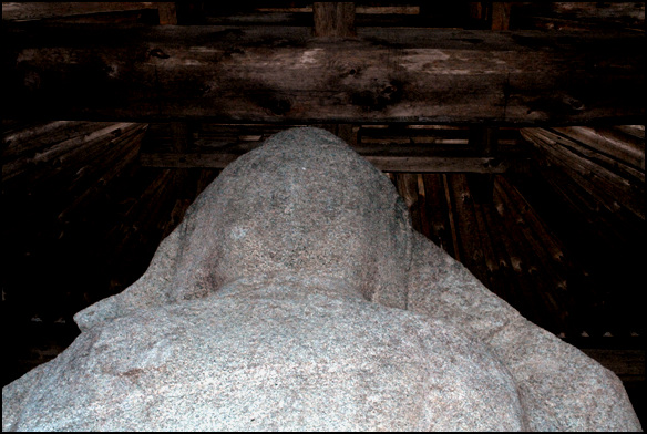 6m나 되는 거대한 석블이다. 몸과 광배가 하나의 바위에 조각이 된 형태이다 
