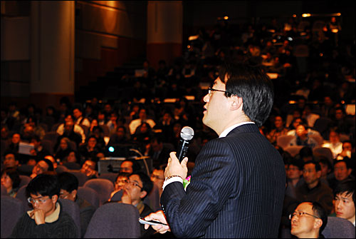 선대인 김광수경제연구소 부소장이 9일 오후 서울 동작구 신대방동 전문건설공제회관 대회의실에서 열린 '2011년 경제전망 공개세미나'에서 강연을 하고 있다. 